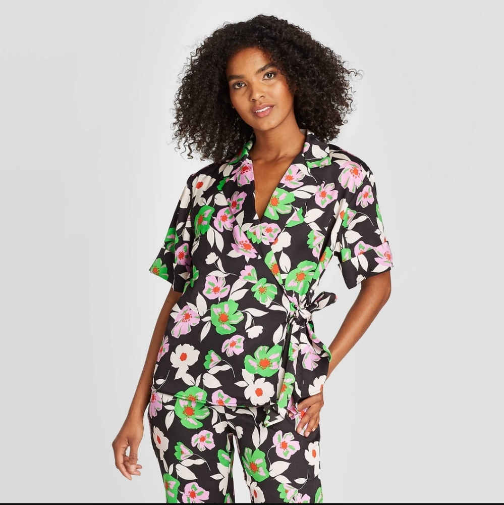 Who what wear wrap shirt sleeve top. Floral print size small